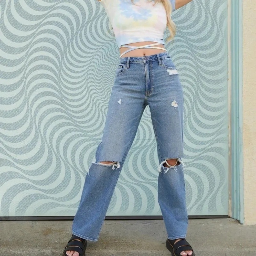 Hollister Ultra High-Rise Dad Jeans Light Wash Ripped